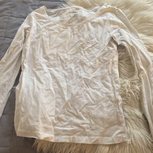 vit tröja  - säljer den för 10kr!!