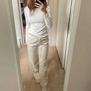 Linnebyxor  - Jag säljer mina beiga linnebyxor, sparsamt använda. Jag är 172cm lång och de sitter bra på mig. Fungerar både att ha som lågmidjade och högmidjade. Nypris 599kr. Skriv för fler frågor, mått eller fler bilder. 🤍