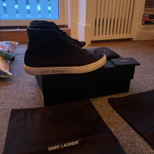 Saint Laurent skor - Snygga knappt använda Saint Laurent sneakers. Skriv vid frågor/funderingar! :)  Original låda,nya skosnören + dustbags ingår. Säljer för ett mycket förmånligt pris. Ny pris: 6800kr