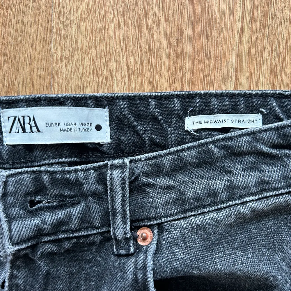 Gråa skitsnygga jeans från Zara 🤍 De är midwaist och i ett fint skick 🤍. Jeans & Byxor.
