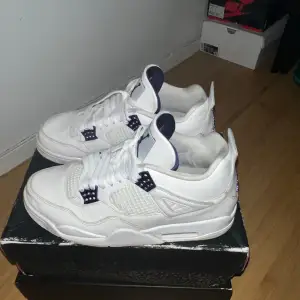 Jordan 4 metallic purple, storlek 44,5 använd ett fåtal gånger men är restored.