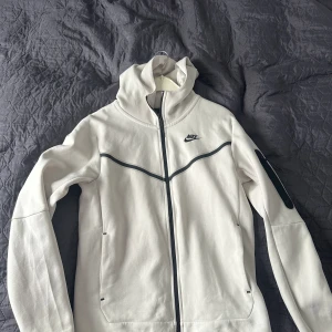 NIKE TECH - säljer min nike tech då jag bytt stil och inte använder den mer, köpte den i höstas och tycker int den kommer till ngn användning. Sparsamt använd och inga täcken på användning, skick 9/10 Nypris runt 1300kr