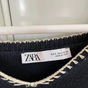 Stickad zara tröja - Superfin tröja från zara som är använd 1-2 gånger💞💞
