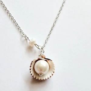 Handgjort halsband - Jättefint handgjort halsband! 💘Utan defekter. Nypris 390kr     Mitt pris 100kr