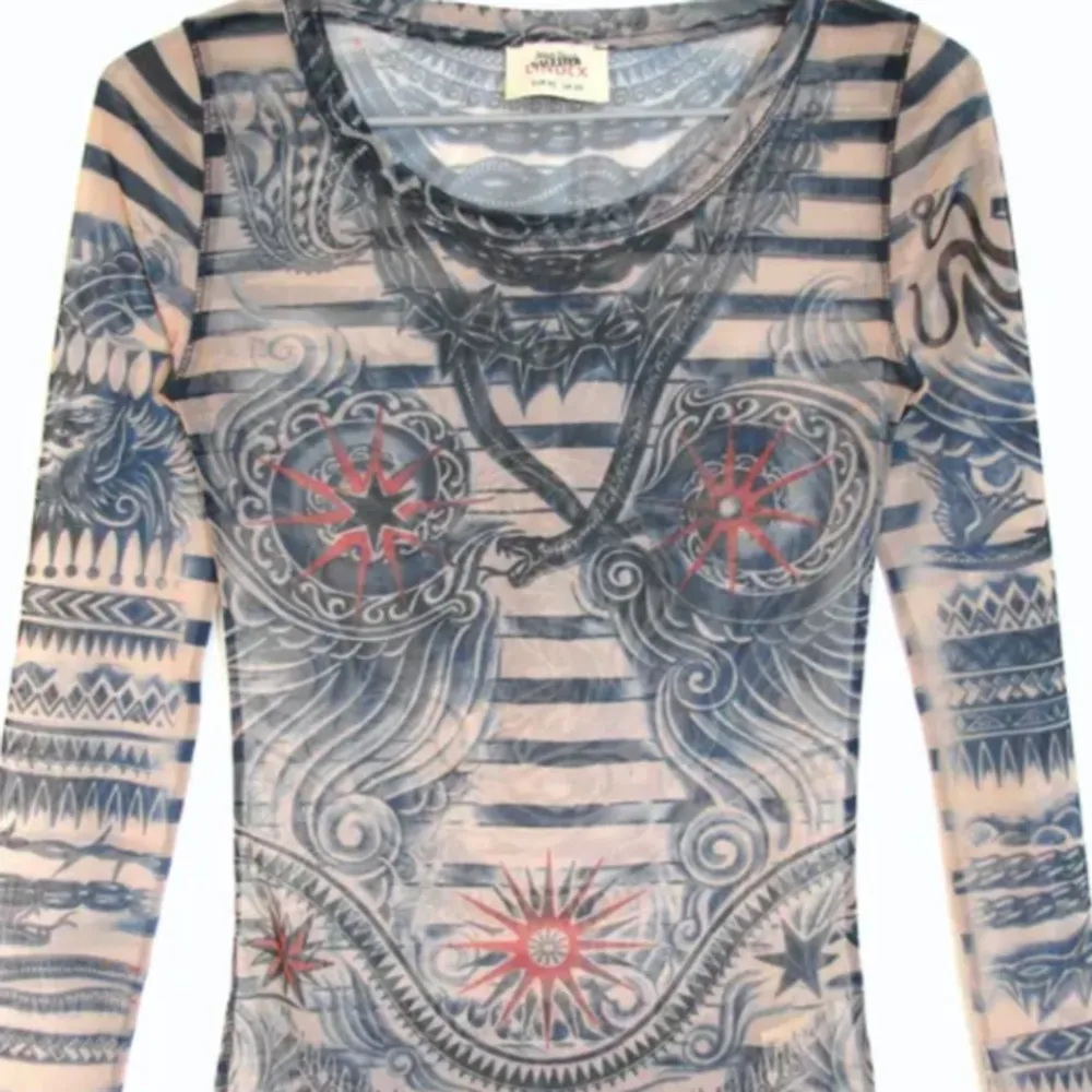 Kollar intresset på min Tattoo Dress frånJean Paul Gaultier x Lindex som är rare✨Jag personligen brukar vika upp den och ha den som långärmad tröja. Osäker på om jag vill sälja, säljer endast vid bra bud!. Klänningar.