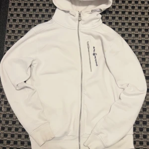 Sail racing - Sail Racing kofta till salu Ny pris: 1399kr Använd några få gånger  Köparen står för frakt 