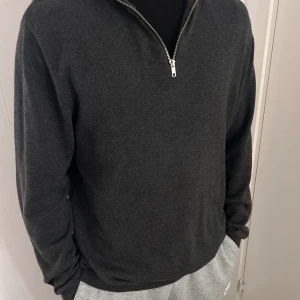 Grå halv zip - Grå halv zip i bra skick! Inte mycket använd, storlek M☺️
