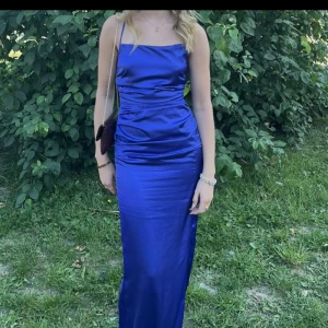 Balklänning - Säljer klänningen jag hade på balen i 9an💞 använd endast en gång så den är i nyskick och så fin!! Tog bild på ryggen från hemsidan.💞 kan skicka fler bilder på den. Skönt material. Original pris 999kr. Kan sänka priset för snabb affär