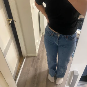 Blåa jeans - Säljer dessa blåa jeans som är i fint skick i storlek 38. De är köpta på H&M och är i en high waist modell men skulle mer säga att de är mid waist.