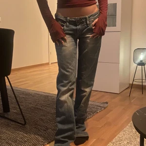 Lågmidjade jeans - Lågmidjade jeans från Cross😍😍 as snygga med vintage färg!!! Midja: 37cm innerbenslängd: 86cm