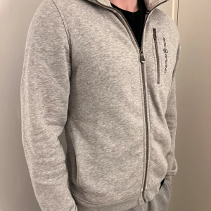 Sail racing hoodie  - Grå sail racing i bra skick, inte mycket använd. strl 170 motsvarar S/M, modellen är ca 175 som referens ☺️