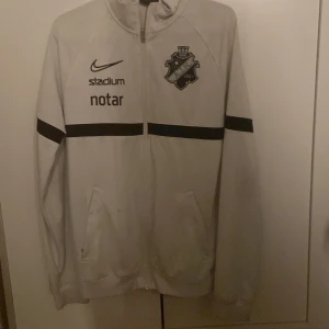AIK kofta/tröja - AIK kofta med Nike, köpt för 650, i perfekt skick. 