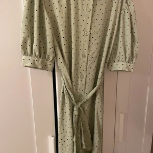 Perfekt sommar Klänning - Köptes förr året och så skön men andvänder aldrig den. Andvänd 2 gånger förra sommaren  !!!Står ej för frakt!!