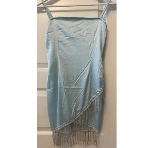 Nelly klänning - Från Nelly i strl 34. Aldrig använd med lappen kvar pga för stor tyvärr. Skrynklig pga inte strykt😅 Mintgrön färg med diamanter nere. En diamant har gått sönder (bild 3) men inget man tänker på. Skriv vid frågor/ fler bilder. Pris kan diskuteras❤️