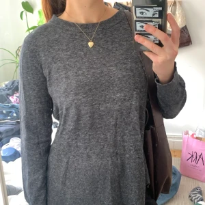Fin grå stickad tröja - Superfin grå stickad tröja från MQ i strl S. Är aldrig använd och är därför i mycket gott skick! Säljer då jag redan har en grå stickad tröja💗