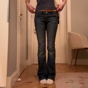 Lågmidjade bootcut jeans - Säljer dessa superfina Lågmidjade bootcut jeansen från Lee. Passar bra på mig som är runt 173. Skriv för fler bilder och mått