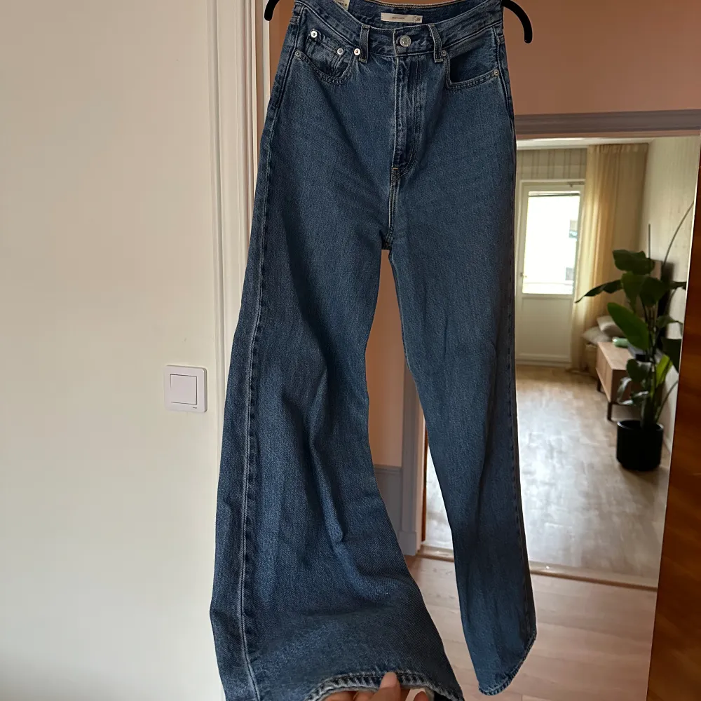Väldigt snygga och bekväma jeans. Inte använda så mycket, max tio gånger. W26. Längd finns ej men gissar 32. 113 cm på längden. 70cm omkrets allra längst upp. 💕. Jeans & Byxor.