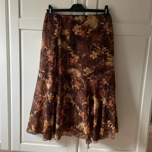 Kjol - Kjol i nyskick inköpt second hand. Lätt meshmaterial med inbyggd underkjol.