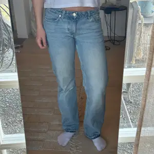 Säljer mina fina low waist jeans från weekday, modellen heter arrow. Jag har sprättat upp dom vid fötterna för att dom skulle passa mig bättre i längden, 1,70. De har också ett hål vid ena fickan som man ser på bilden, men märks knappt!💗