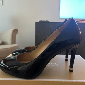 Michael Kors klackar 👠  - Dessa supersnygg klackarna har aldrig använts, bara prövats hemma. Köpta 2016, samma modell säljs inte längre och original kvitto finns kvar. Köptes för 1 399kr. Skriv vid intresse, pris kan diskuteras