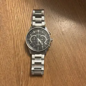 Säljer nu min Citizen klocka då jag inte använder den längre. Den är i bra skick och är 42mm bred. Det är rostfritt stål och den är vattentät till 100m.