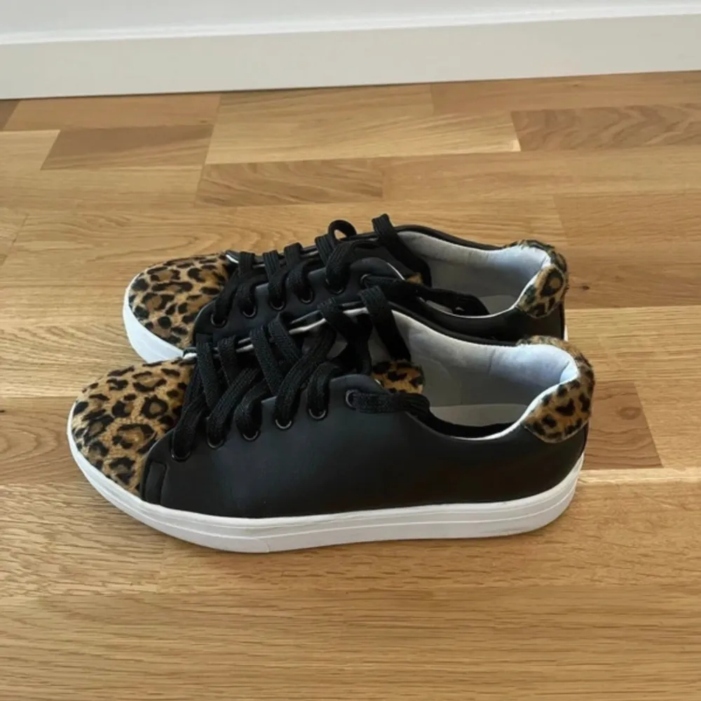 Suuuuper snygga sneakers med leopardmönster!!! De är i storlek 39 och bra skick! Skriv för fler detaljer! . Skor.