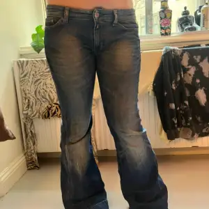 flare jeans från replay 🩷lite slitna där nere men inget som syns tydligt!
