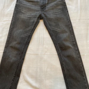 Nudie Jeans - Schyssta nudie jeans, W30 L32 Sitter slim men bra passform  7/10 Några små slitningar