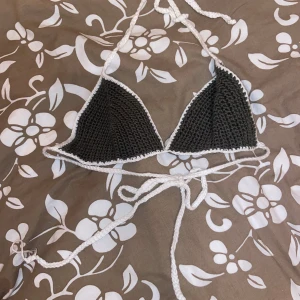 Virkad bikini topp - Jätte fin bekväm bikini topp som jag virkat själv. Jag har bara provat på men inte andvänt innan. Jag har storlek 65c i bh storlek och denna var lite för liten för mig så jag tror den är b cupa. Ja blev jätte nöjd o hade behållt om den passade mig😇👍🏼