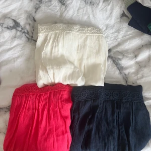 Sommar topp  - Tre jätte fina toppar till sommaren. Jätte sköna och bekväma att ha på sig. Finns i tre olika färger, vit,marinblå och rosa.  40 kr styck  2 för 60kr 