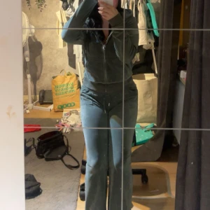 Grönt Juicy counture sett  - Andvänd några få gånger, storlek är normal i byxorna men tröjan är lite liten i storleken.  Byxorna är i M Tröjan är i XL 