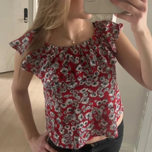 Blus - Supergullig mönstrad blus med volang. Kan användas som off shoulder topp. Storlek M men passar mig som brukar ha storlek S💕