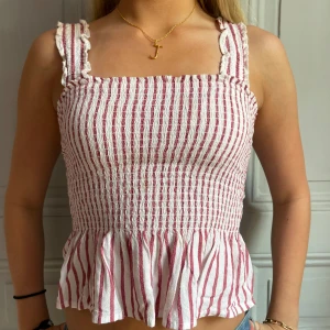 Sommar topp - Superfin sommar topp från hollister! Stretchig i materialet och jätteskön☀️