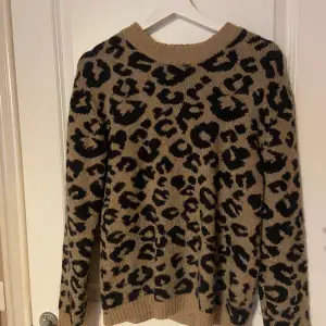 Säljer min stickade leopard tröja då den aldrig kommer till användning, från NA-KD från början och är i storlek XS💓