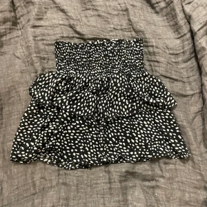 Mönstrad Chelsea kjol  - Svart vit ”prickig” kjol från Chelsea, strl xs men stretchig☺️ Använd gärna köp nu