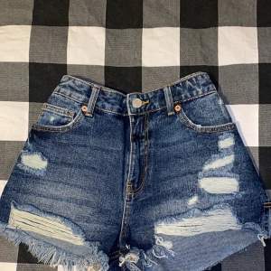 Hej, nu säljer jag mina as snygga denim shorts. De är använda Max 3 gånger och sitter väldigt fint på. Har en väldigt fin färg till sig samt även väldigt snygga slitningar. Vid frågor eller funderingar hör av er!💕