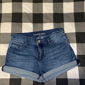 Calvin Klein shorts W26 - Hej fina, nu säljer jag mina Calvin Klein shorts som sitter som en smäck. Jag har använt de ett par gånger men shortsen är fortfarande i mycket bra skick. Vid frågor eller funderingar hör av er!