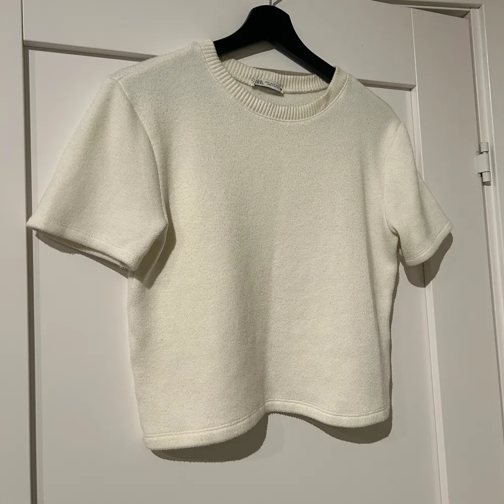 Säljer denna stickade T-shirt ifrån Zara i storlek M, men skulle säga att den är mer XS/S. Skulle säga att den är mer naturvit än helt vit i färgen. Pris: 80kr💞. T-shirts.