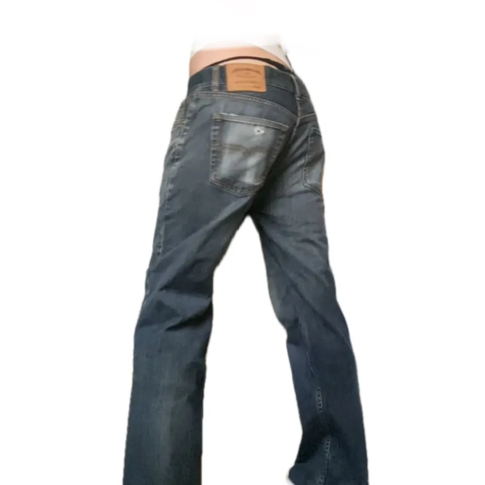 Grå blåa lågmidjade ish baggy jeans! Litet hål i bakfickan (bild 3) midja- 43 innerben- 77. Jeans & Byxor.