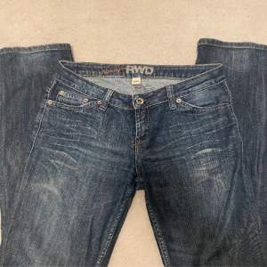 Säljer mina lågmidjade jeans köpt här på plick då jag har alldeles för många💕 (bilden är lånad från förra ägare) skriv vid intresse av köp!!