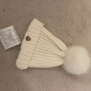 Moncler mössa  - Bara använd fåtal gånger köptes i vintras, kommer inte till användning 