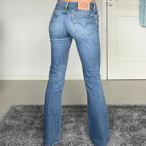Levis - midjemått: 36cm rakt över, innerbenslängd: 80cm 💗 
