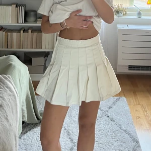 Brandy Melville minikjol - Aldrig använd, inbyggda shorts 