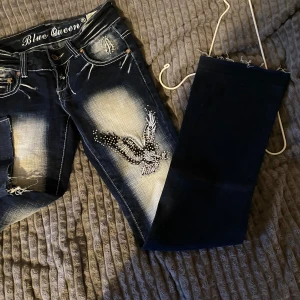 Blue queen jeans - Svin coola vintage/y2k jeans från blue queen, några få stenar saknas samt att dragkjedjan var trasig när jag fick hem dem🤍 men annars inga defekter, de är bra i längden på mig som är 162, dem är 32 cm tvärs över midjan 