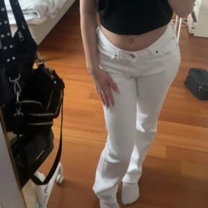 lågmidjade straight jeans från bikbok. knappt använda och i fint skick.