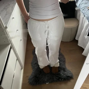 Linnebyxor  - Linnebyxor från vero Moda perfekt nu till sommaren🌺 säljer då de är lite för stora för mig🌺 uppsydda så de passar någon runt 170 men går lätt att sprätta upp🌺