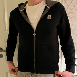 Moncler zip Maglia - Säljer nu min as feta Moncler maglia i skicket 8/10 använt skick men Inge fel alls på den. Nypris runt 5,5k mitt pris 1999kr. Modellen är 178cm lång. Funkar båda man och kvinna. Hör av dig vid funderingar mvh Malte.resell💫