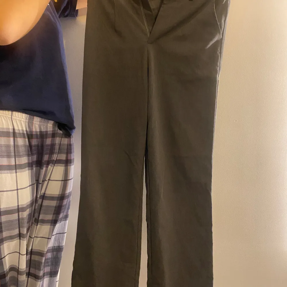 Mörkgråa vida kostymbyxor i storlek S, super fin passform med bra kvalitet. Passar dig som är upp till 168 cm lång. . Jeans & Byxor.