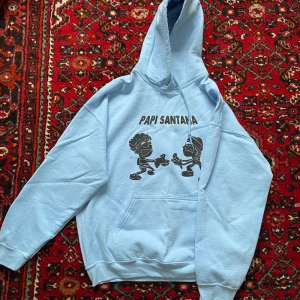 Papi santana hoodie - I princip oanvänd hoodie, papi santanas merch. Passar som medium Köparen står för frakt  Kan mötas i Stockholm Hör av dig för fler bilder!