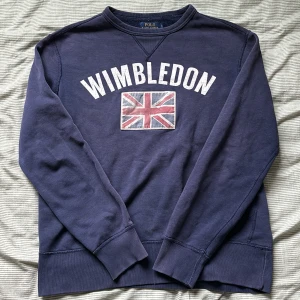 Ralph Lauren x Wimbledon Sweater - ralph lauren x wimbledon sweatshirt med en vintage look. Den är i perfekt skick och de finns inga problem med den alls! Skriv gärna om ni har fler frågor eller funderingar! 